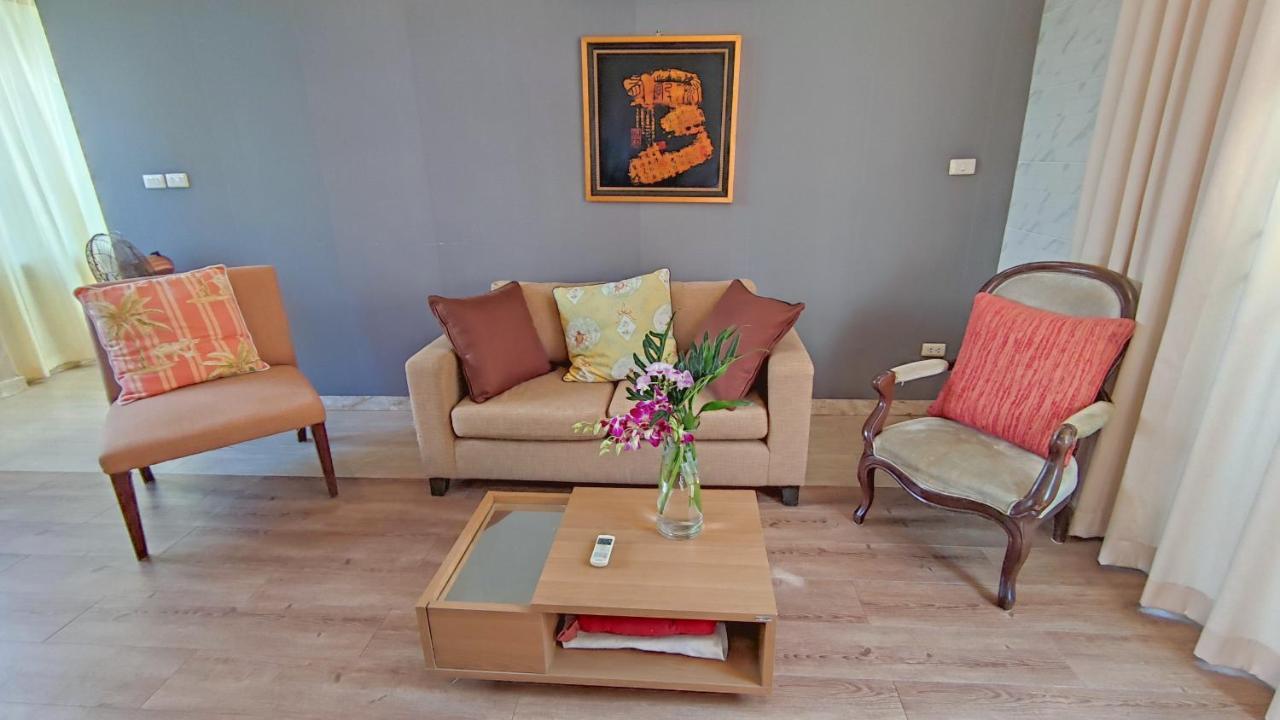 Fiscus 3 Bedrooms With Private Pool. *